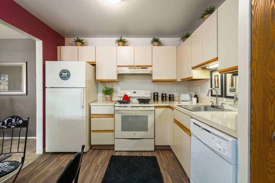 Cozy kitchen with breakfast nook at Park Lane Apartments in Southfield, MI - Park Lane Apartments