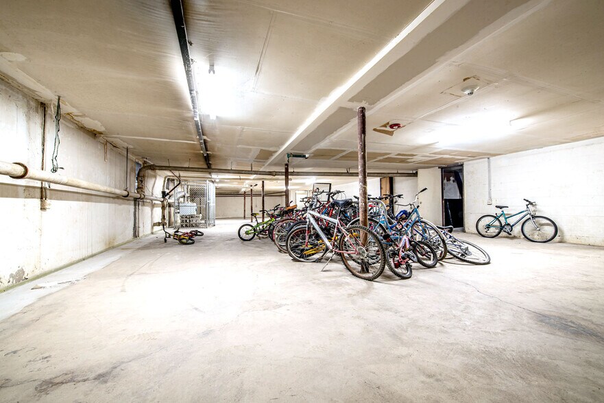 Building Photo - 10389 Dearlove Rd