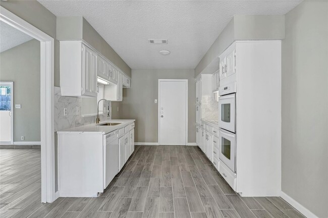 Building Photo - 9724 Summerwood Cir