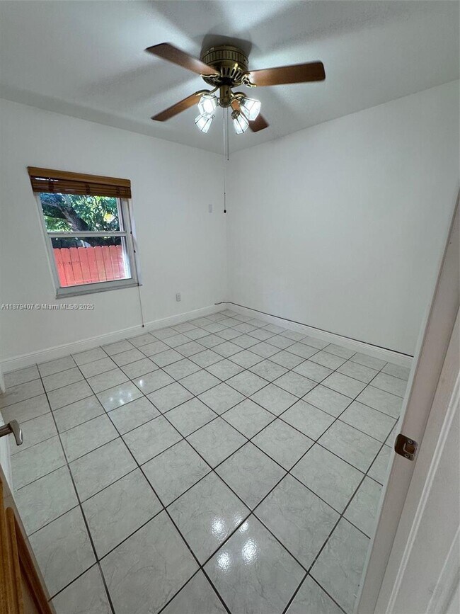 Building Photo - 632 SW 33rd Ave