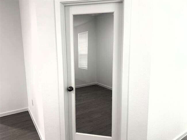 Building Photo - 519 Louis Ln