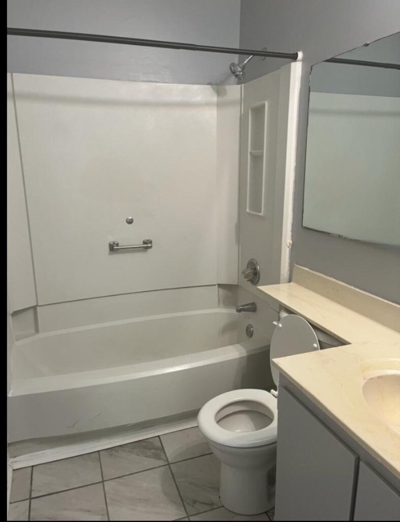 Building Photo - 738 Hedgelawn Way