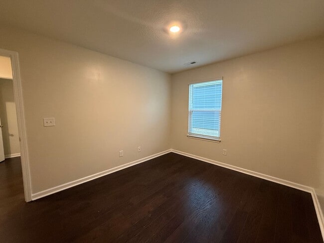 Building Photo - 4 Bedroom 2 Bathroom Home located in Greeneville, TN