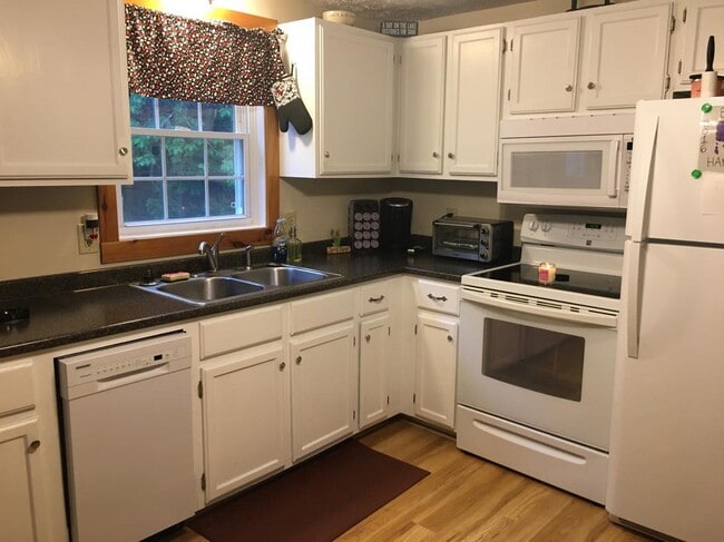 Building Photo - 94 Lewiston Rd