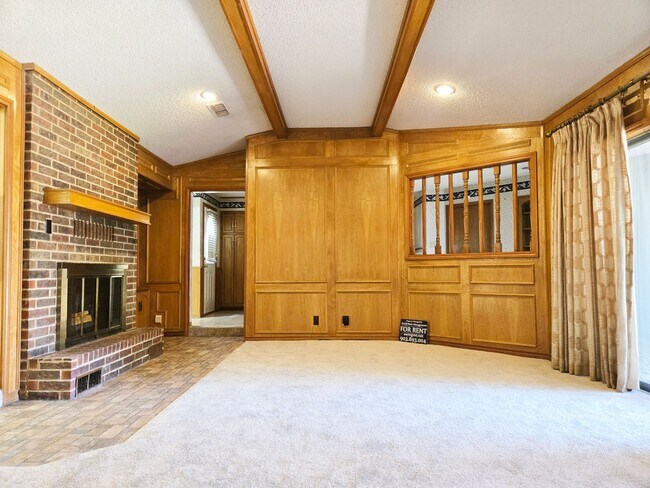 Building Photo - Brick 3/2/2 in Nice Denison Neighborhood O...