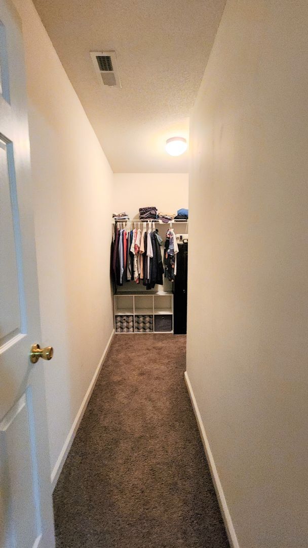 Building Photo - Beautiful 3 bed 2 1/2 bath townhome in a g...