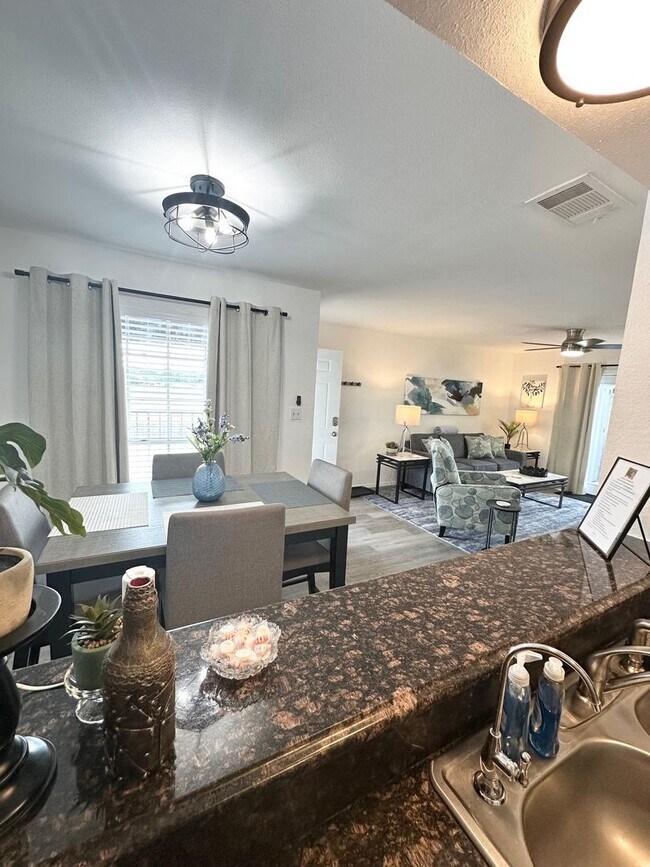 Building Photo - 1 Bedroom 1 Bath Fully Furnished Ready To ...