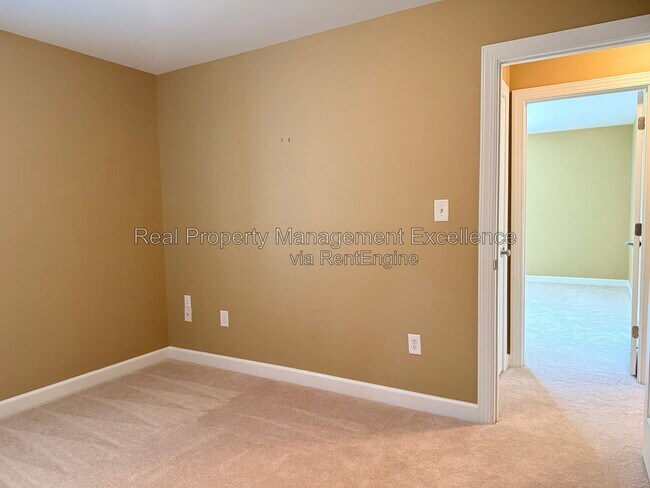 Building Photo - 616 Lake Artesia Ln