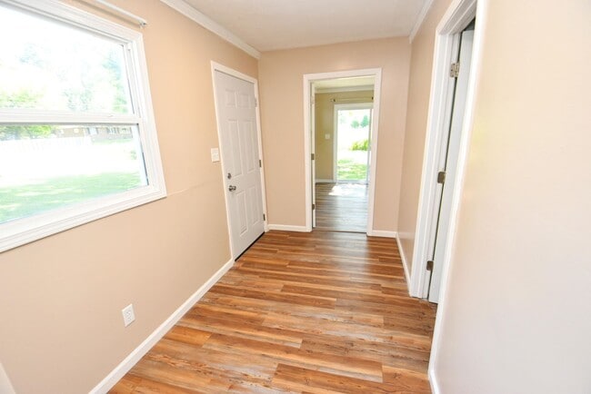 Building Photo - 4 bedroom 2 bath home close to UP Mall