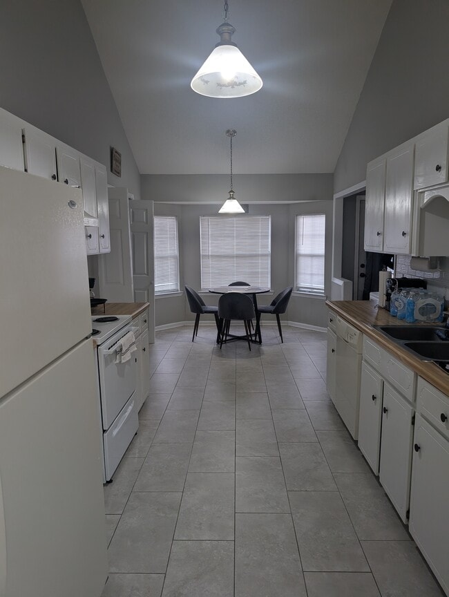 Building Photo - 627 Trevor St