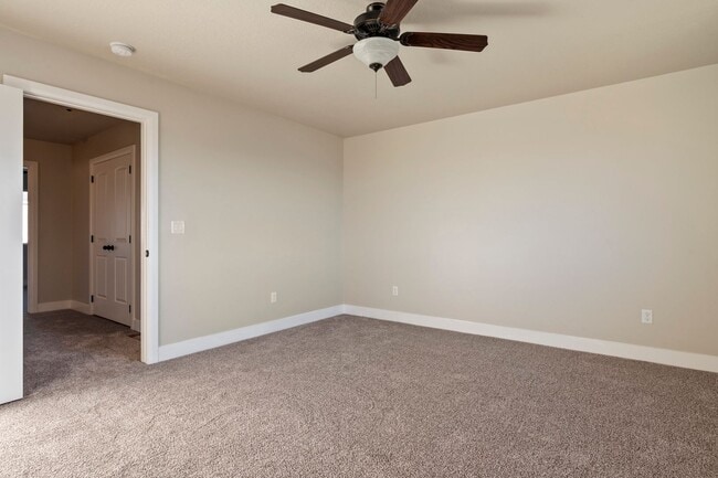 Building Photo - ** Move-In Bonus!** 3 Bed 2.5 Bath Townhom...
