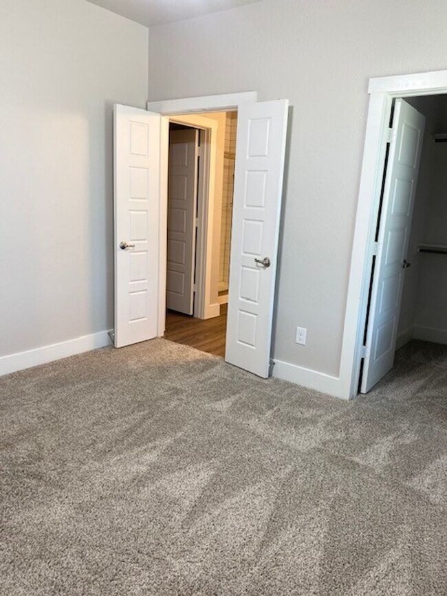 Building Photo - Large Townhome on corner lot