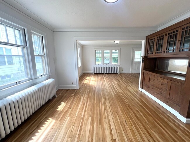 Building Photo - 3 Bedroom, 1 Bathroom Single-Family Home!