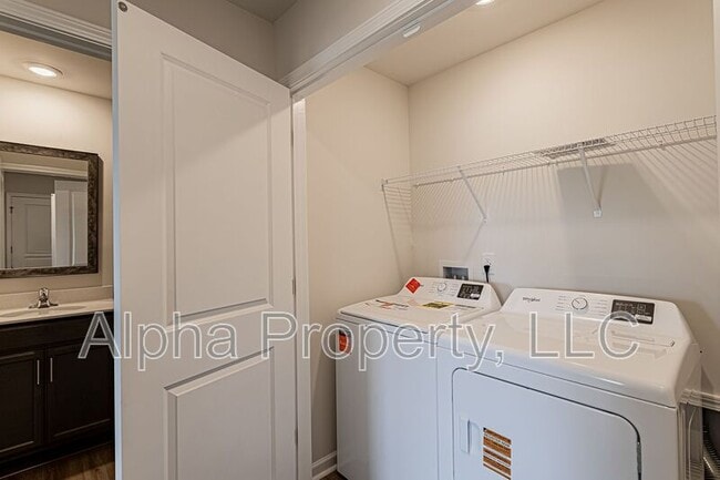 Building Photo - 766 Embark Cir