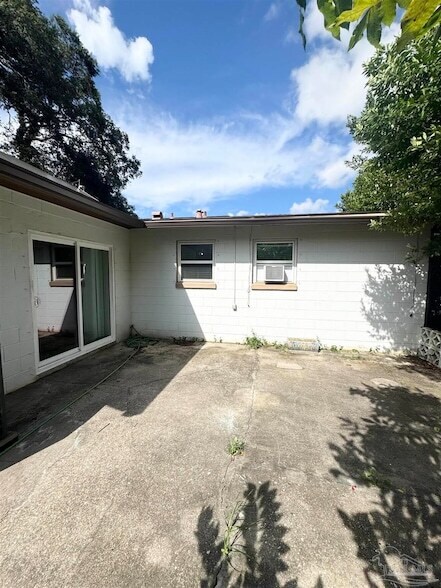 Building Photo - 802 Blue Springs Dr