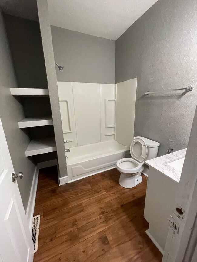 Building Photo - Spacious 3 Bedroom 1 Bath home available now!