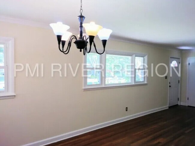 Building Photo - 3 Bedroom 2 Bathroom Home