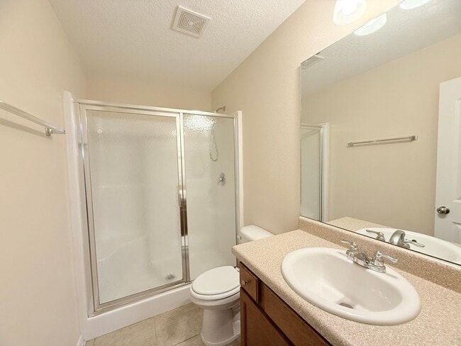 Building Photo - Spacious 3-Bedroom Home - Large Lot