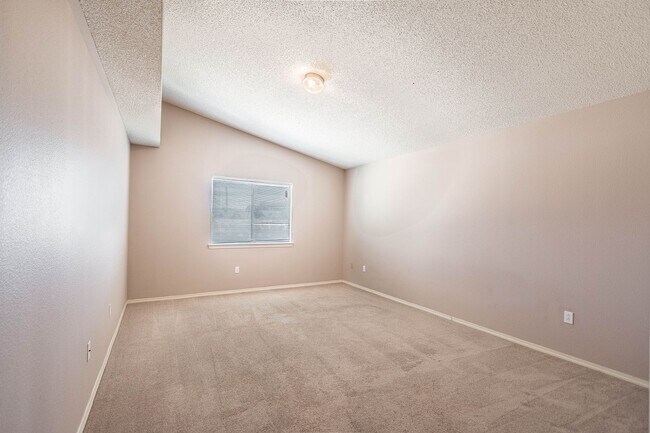 Building Photo - Lovely 3 bedroom 2 bath located in East El Paso!!