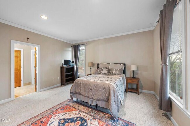 Building Photo - Spacious & Serene 5+ Bedroom Home in Sough...