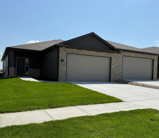Building Photo - Beautiful 3bed/3bath ranch townhome