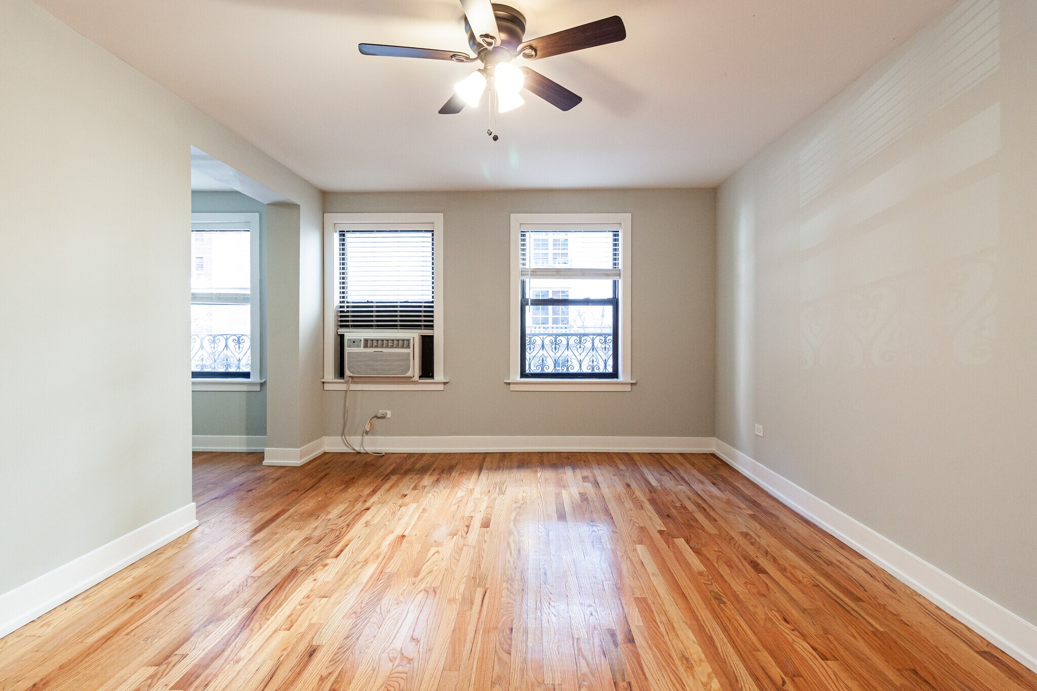 Building Photo - 435 W Roscoe St