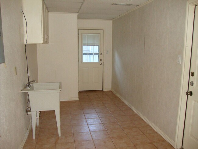 Building Photo - 202 Margarita Dr