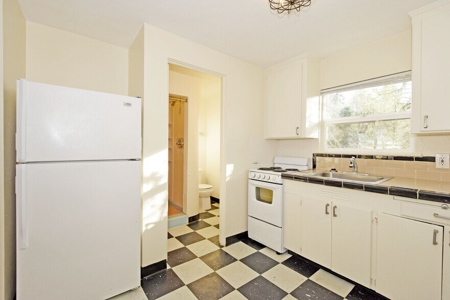 Building Photo - 11240 SW Barbur Blvd