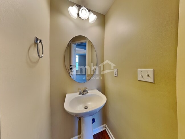 Building Photo - 11 Knoll Ridge Dr