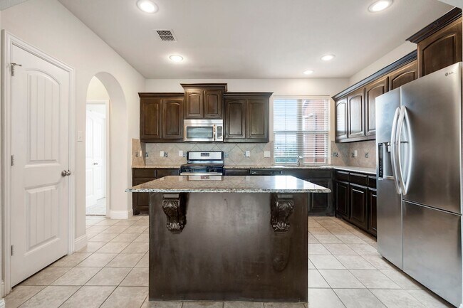 Building Photo - 2640 Venice Dr