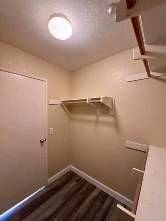 Building Photo - Beautiful and Spacious 3 Bedroom 2.5 Bath ...