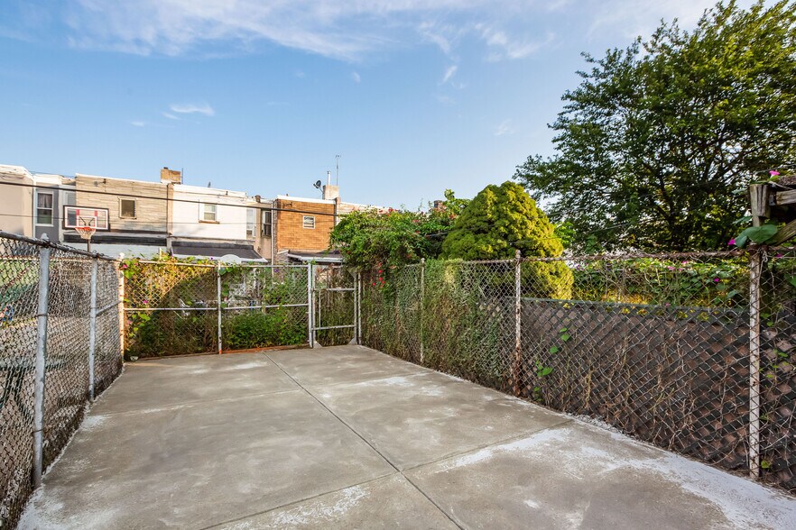 Building Photo - 3030 Tulip St