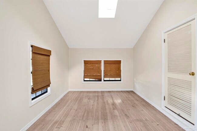 Building Photo - 525 Lakewood Rd