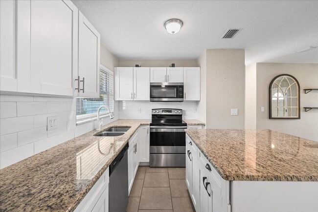 Building Photo - Beautiful and Upgraded 3/3 in South Tampa! Available Now!