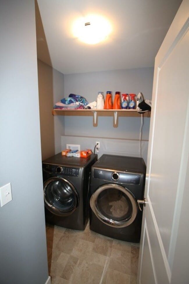 Building Photo - Modern and Spacious 4 Bedroom Condo in Eas...