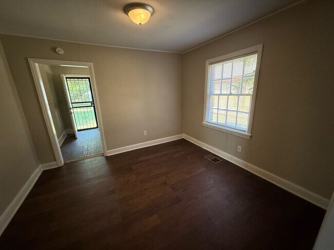 Building Photo - Great family-friendly home with 3 beds and...
