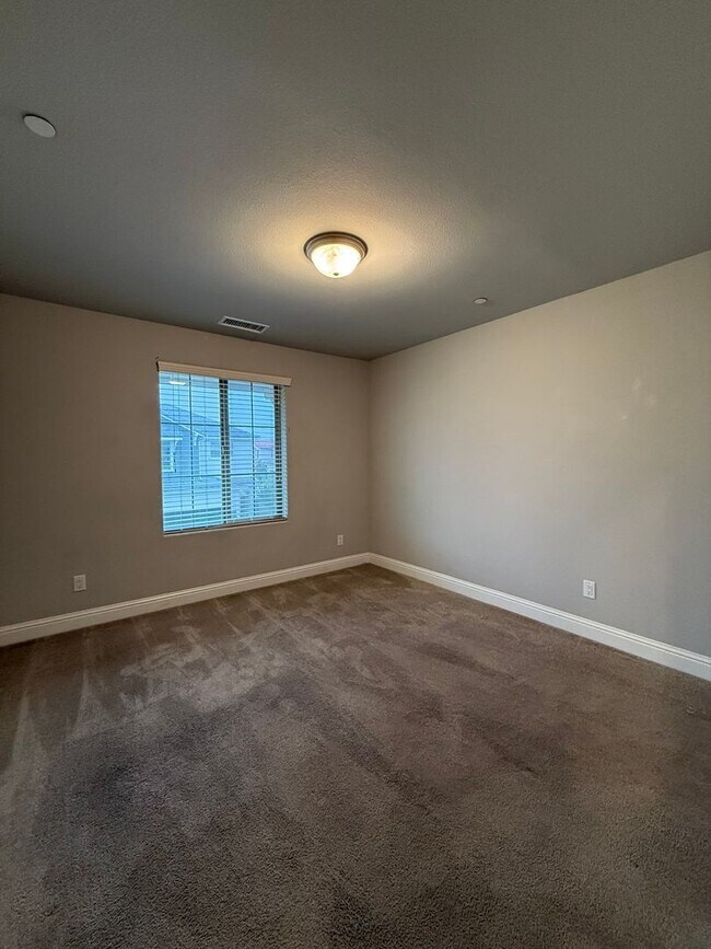 Building Photo - Charming 3-Bedroom Home in Family-Friendly 93727 Neighborhood