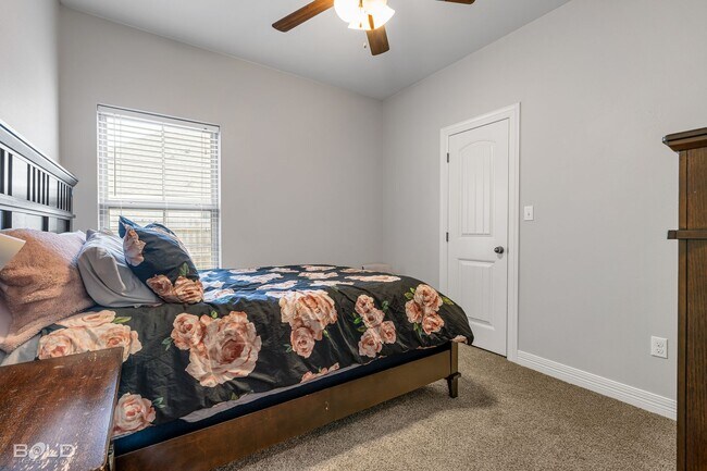 Building Photo - 4 BEDROOM 3 BATH DOGWOOD
