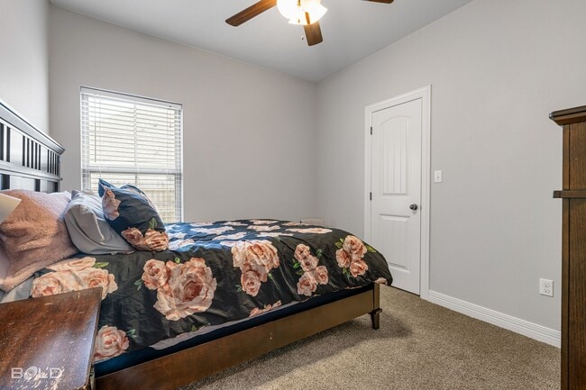 Building Photo - MOVE IN SPECIAL HALF OFF FIRST MONTHS RENT