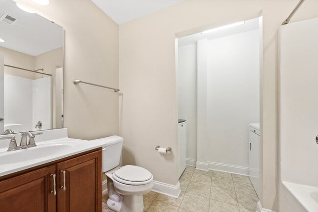 Building Photo - 1359 Town Home Dr
