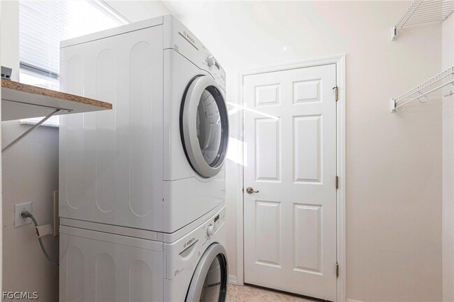 Building Photo - 9282 Palm Island Cir