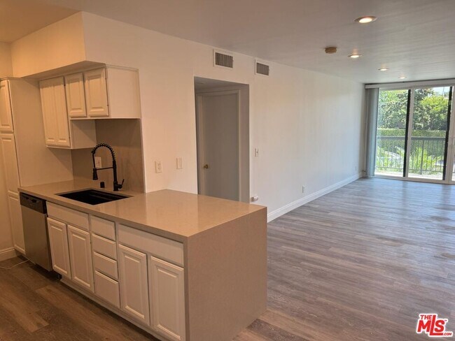 Building Photo - 1351 N Crescent Heights Blvd