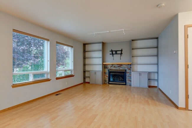 Building Photo - Stunning 4 Bedroom, 2.5 Bathroom Home With...