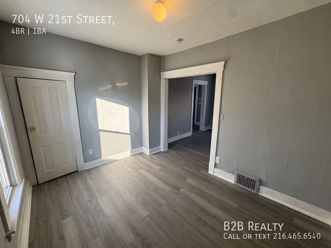Building Photo - 704 W 21st St