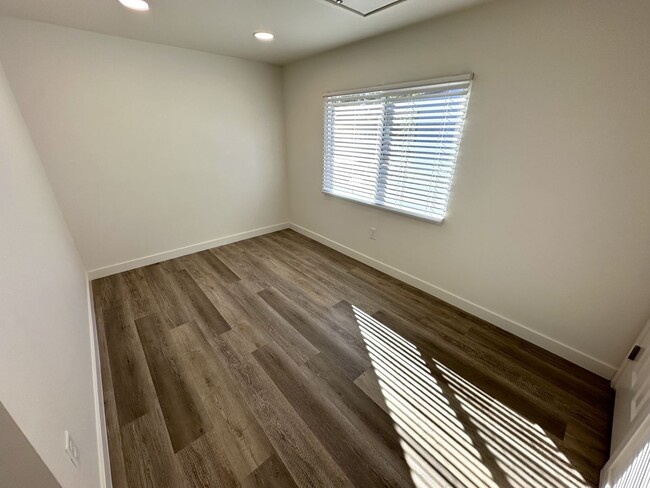 Building Photo - Don’t Miss Out on This Newly Renovated Ric...