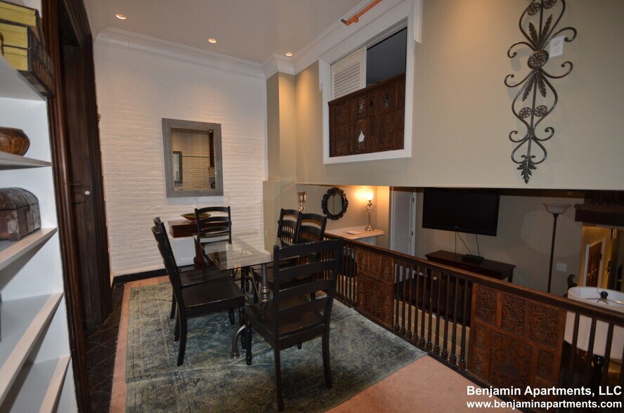 Building Photo - 113 Beacon St