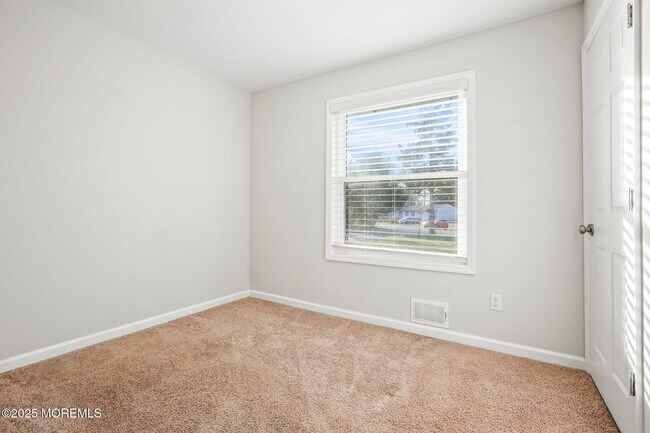 Building Photo - 222 Elmwood Ct