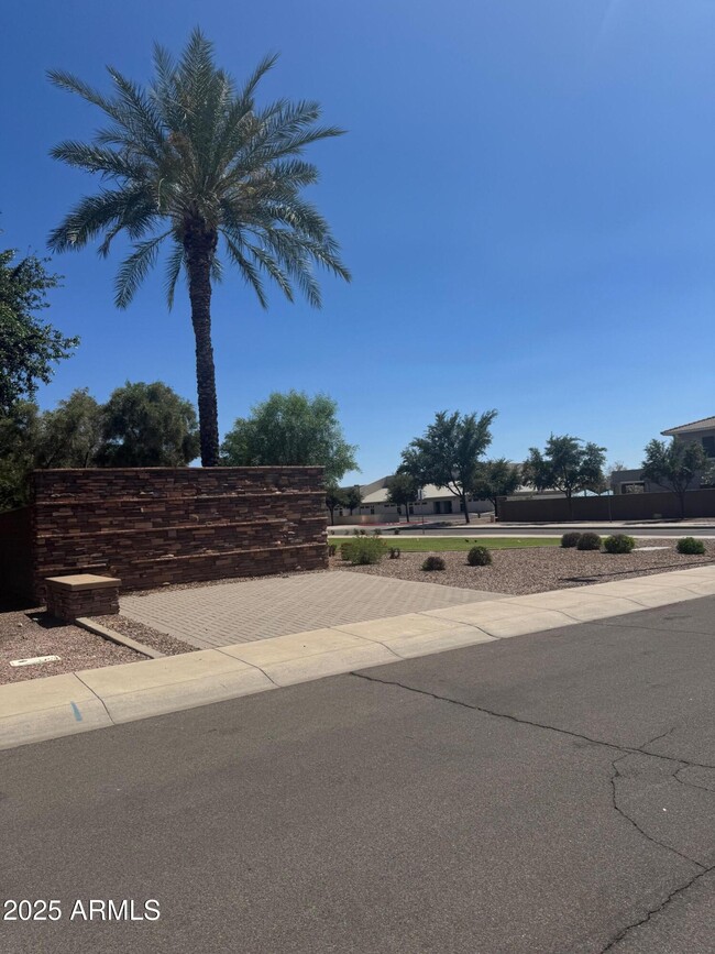 Building Photo - 1359 E Parkview Dr