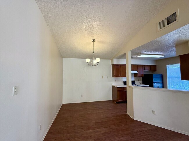 Building Photo - QUIET LOCATION - YARD BACKS TO GREENBELT