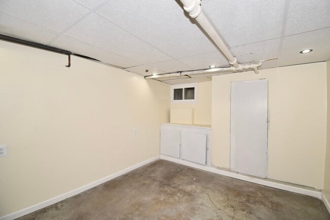 Building Photo - 582 Springfield St